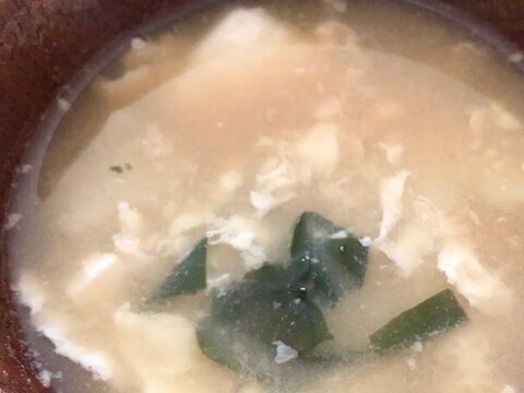 絹豆腐と卵白、ワカメのお味噌汁